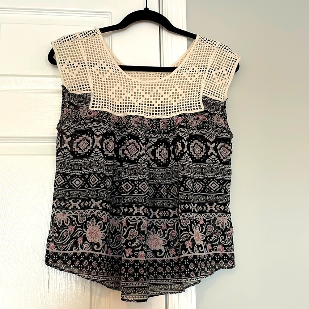 Patterned flowy summer top with see-through material at the neck/shoulders